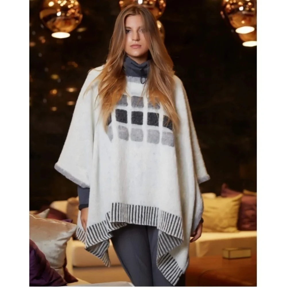 TARA Vao Gray Wool Poncho